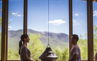 Are there any spas in Colorado that offer prenatal yoga classes for couples?